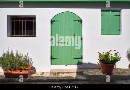 Vue sur la vieille maison de campagne traditionnelle avec volets de fenêtre verdoyants et porte dans le village de Lania. Chypre Banque D'Images