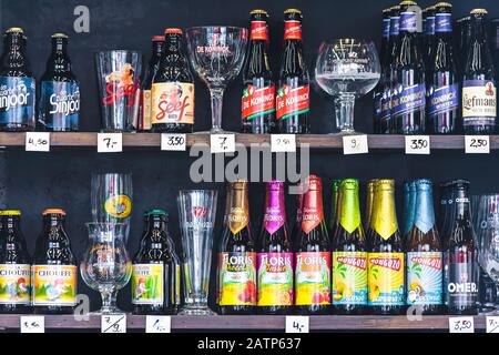 Anvers, BELGIQUE - 23 avril 2015 : différentes marques de bouteilles de bière et de verres belges dans un magasin de spiritueux d'Anvers, Belgique Banque D'Images