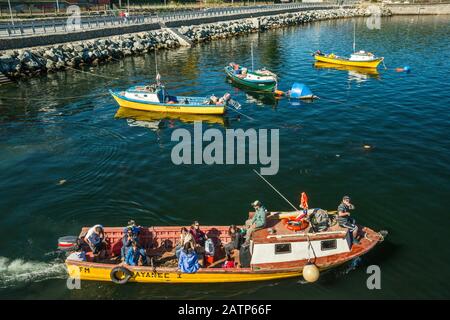 Bateaux au quai de Puerto Aguirre vu d'un ferry, à Isla Las Huicis, Islas Huicis archipel, Aysen région, Patagonia, Chili Banque D'Images