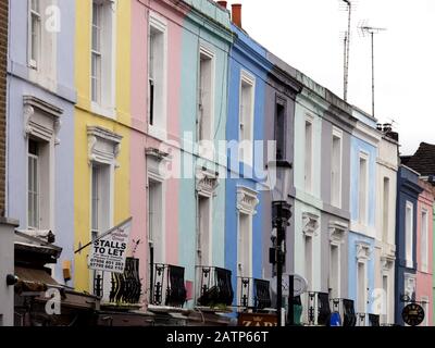 Maisons mitoyennes colorées le long de Portobello Road, Londres, Royaume-Uni Banque D'Images