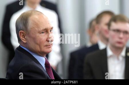 Cherepovets, Russie. 04 Février 2020. Le président russe Vladimir Poutine, à gauche, accueille une réunion avec les membres du public lors d'une visite dans la région de Vologda le 4 février 2020 à Cherepovets, en Russie. Crédit: Evgeny Biyatov/Kremlin Pool/Alay Live News Banque D'Images