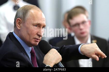 Cherepovets, Russie. 04 Février 2020. Le président russe Vladimir Poutine, à gauche, accueille une réunion avec les membres du public lors d'une visite dans la région de Vologda le 4 février 2020 à Cherepovets, en Russie. Crédit: Evgeny Biyatov/Kremlin Pool/Alay Live News Banque D'Images