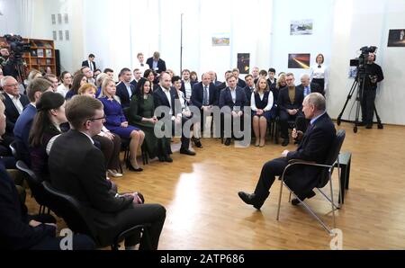 Cherepovets, Russie. 04 Février 2020. Le président russe Vladimir Poutine, à droite, accueille une réunion avec les membres du public lors d'une visite dans la région de Vologda le 4 février 2020 à Cherepovets, en Russie. Crédit: Evgeny Biyatov/Kremlin Pool/Alay Live News Banque D'Images