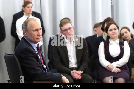 Cherepovets, Russie. 04 Février 2020. Le président russe Vladimir Poutine, à gauche, accueille une réunion avec les membres du public lors d'une visite dans la région de Vologda le 4 février 2020 à Cherepovets, en Russie. Crédit: Evgeny Biyatov/Kremlin Pool/Alay Live News Banque D'Images