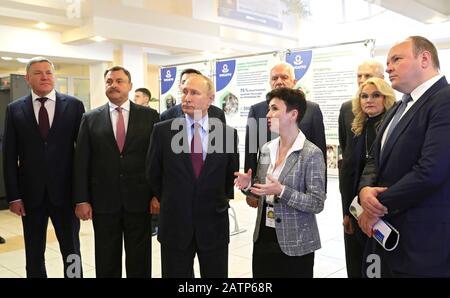 Cherepovets, Russie. 04 Février 2020. Le président russe Vladimir Poutine, au centre, lors d'une visite du Cherepovets Chemical-Engineering College, dans la région de Vologda le 4 février 2020 à Cherepovets, Russie. Crédit: Evgeny Biyatov/Kremlin Pool/Alay Live News Banque D'Images