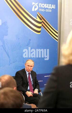 Cherepovets, Russie. 04 Février 2020. Le président russe Vladimir Poutine, à gauche, accueille une réunion avec les membres du public lors d'une visite dans la région de Vologda le 4 février 2020 à Cherepovets, en Russie. Crédit: Evgeny Biyatov/Kremlin Pool/Alay Live News Banque D'Images