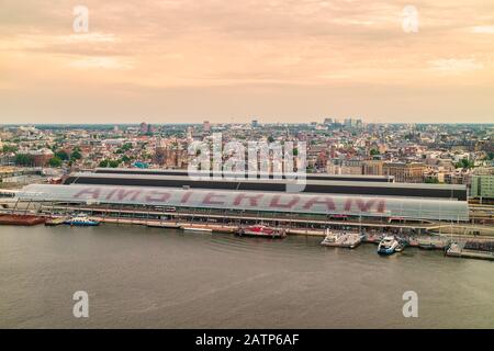 Vue aérienne d'Amsterdam avec la gare centrale en face pendant le coucher du soleil Banque D'Images