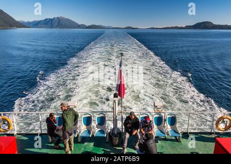 Le ferry de Quelat quitte son sillage près de Puerto Aguirre, région d'Aysen, Patagonia, Chili Banque D'Images