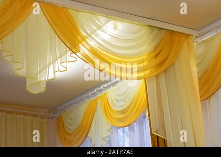 Jolie tulipe jaune décorative dans la chambre Banque D'Images