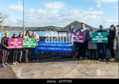 Schull, West Cork, Irlande. 4 février 2020. Les enseignants de l'école secondaire en Irlande sont frappants aujourd'hui sur ce qu'ils prétendent être la discrimination salariale. Cet après-midi, un piquet d'enseignants du TUI était à l'extérieur du collège communautaire de Schull. Crédit : Andy Gibson/Alay Live News Banque D'Images