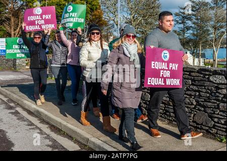 Schull, West Cork, Irlande. 4 février 2020. Les enseignants de l'école secondaire en Irlande sont frappants aujourd'hui sur ce qu'ils prétendent être la discrimination salariale. Cet après-midi, un piquet d'enseignants du TUI était à l'extérieur du collège communautaire de Schull. Crédit : Andy Gibson/Alay Live News Banque D'Images