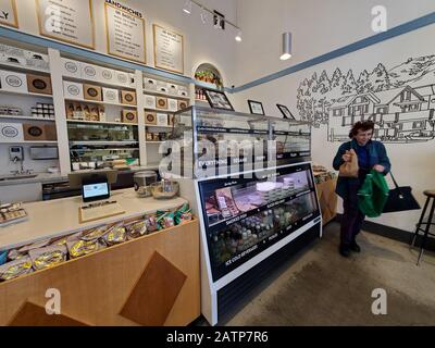 Vue à grand angle de l'intérieur à Wise Sons, un traiteur juif casher à Larkspur, Californie, 18 janvier 2020. () Banque D'Images