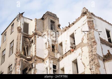 Bâtiment multiétages démoli avec ciel, tir à faible angle. Démolition, rénovation, concept de tremblement de terre Banque D'Images