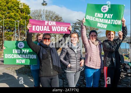 Schull, West Cork, Irlande. 4 février 2020. Les enseignants de l'école secondaire en Irlande sont frappants aujourd'hui sur ce qu'ils prétendent être la discrimination salariale. Cet après-midi, un piquet d'enseignants du TUI était à l'extérieur du collège communautaire de Schull. Crédit : Andy Gibson/Alay Live News Banque D'Images