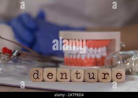 4 Images 1 Mot Dentier Dans Un Verre  - Les Série D�images Et De Photos De 4 Images 1 Mot Évoluent À Mesure Du Temps Et Des Mises À Jours, Ainsi Les Réponses Ne Sont Pas Toujours Les Mêmes, C�est Pourquoi Seul Le Solveur De Dcode A Pour Télécharger Solveur 4 Images 1 Mot Pour Un Usage Hors Ligne, Pc, Tablette, Appli Iphone Ou Android !
