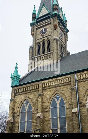 angle de l'église et clocher dans le quartier du village de lincoln à milwaukee, wisconsin Banque D'Images