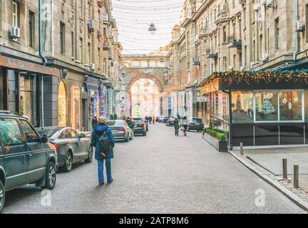 Kiev, Ukraine - 03 janvier 2020: Fragment du passage avec des boutiques chères dans le centre ville. Banque D'Images