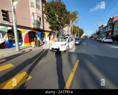 Une voiture auto-roulant de la division General Motors Cruise attend à une intersection dans le quartier de Mission District de San Francisco, Californie, le 26 janvier 2020. () Banque D'Images