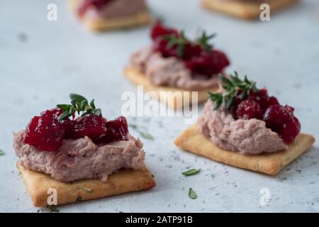 Cracker au romarin avec sauce au manate et aux canneberges Banque D'Images