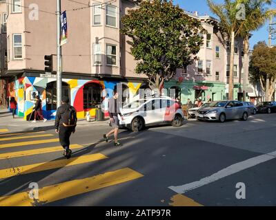 Une voiture auto-roulant de la division General Motors Cruise attend à une intersection dans le quartier de Mission District de San Francisco, Californie, le 26 janvier 2020. () Banque D'Images