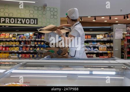 Šamac, Bosnie-Herzégovine, 3 octobre 2019 : employé de femme chargé un réfrigérateur de supermarché Banque D'Images