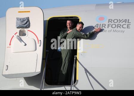 Sous la surveillance du chef d'escadron Mark Higgins du 120 e Escadron, le chef d'escadron Mark Faulds du 54 e Escadron atteint le nom de l'avion à Kinloss Barracks dans le Morayshire après avoir volé dans le premier avion de patrouille maritime P-8 A Poseidon de chasse sous-marine du Royaume-Uni au nord-Uni à Jacksonville aux États-Unis. Banque D'Images