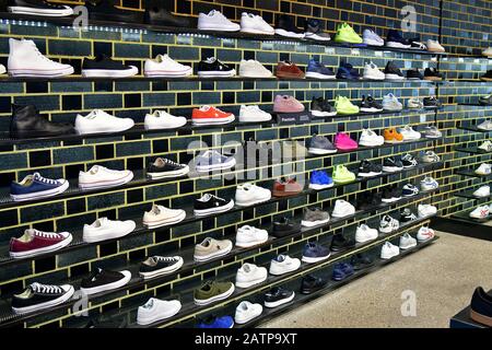 Perth, WA, Australie - 30 novembre 2017 : étagère avec chaussures de sport dans une boutique de la capitale de l'Australie occidentale Banque D'Images