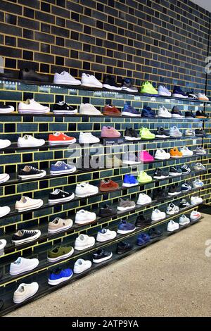 Perth, WA, Australie - 30 novembre 2017 : étagère avec chaussures de sport dans une boutique de la capitale de l'Australie occidentale Banque D'Images