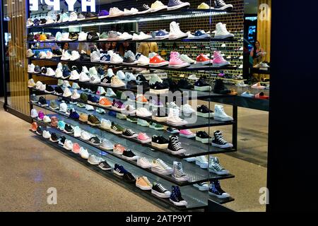 Perth, WA, Australie - 30 novembre 2017 : étagère avec chaussures de sport dans une boutique de la capitale de l'Australie occidentale Banque D'Images