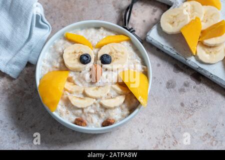 Amusant petit déjeuner porridge ressemblent à des terriers Banque D'Images