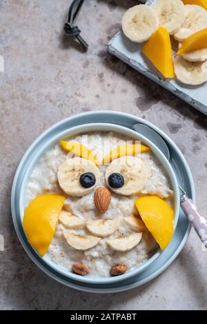 Amusant petit déjeuner porridge ressemblent à des terriers Banque D'Images