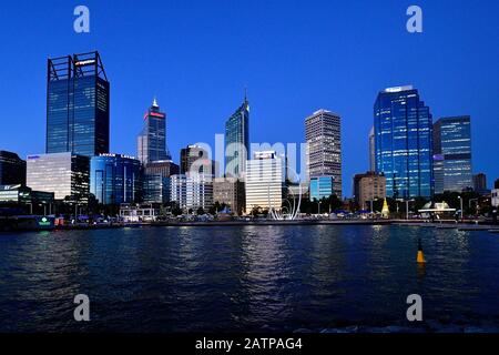 Perth, WA, Australie - 30 novembre 2017 : Elizabeth Quay et Esplanade avec dirfferent bâtiments à soir Banque D'Images