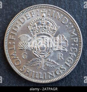 UK 2 Shilling coin, année 1943, George VI contre fond sombre Banque D'Images