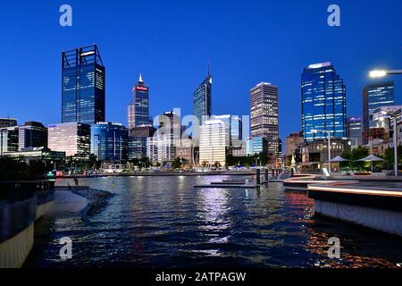 Perth, WA, Australie - 30 novembre 2017 : illuminé Elizabeth Quay et Esplanade avec différents bâtiments le soir Banque D'Images