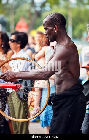 Montréal, Canada - juin 2018 : jeune homme musclé afro-américain qui maintient une journée d'été chaude à vélo. Banque D'Images