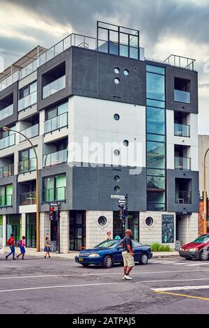 Montréal, Canada - juin 2018 : extérieur de l'édifice Boxotel avec personnes et voitures sur la rue de l'hôtel de ville à Montréal, Québec, Canada. Banque D'Images