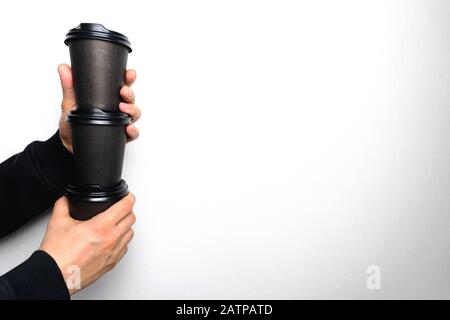 L'homme tient trois tasses de café entre deux mains Banque D'Images