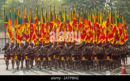 Sri Lanka. 04 février 2020. Les soldats de l'armée Sri-lankaise portent des drapeaux nationaux Sri-lankais vêtus de costumes traditionnels lors du 72 ème défilé de la Journée de l'indépendance sur la place de l'indépendance, Colombo, Sri Lanka. (Photo De Vamukthi Embuldeniya/Pacific Press) Crédit: Pacific Press Agency/Alay Live News Banque D'Images