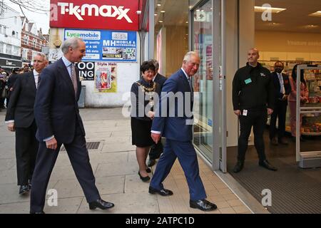 Le Prince de Galles arrive dans un magasin TK Maxx de Tooting High Street, à Londres, où il doit rencontrer des employés qui sont des anciens de Prince's Trust au magasin. Banque D'Images