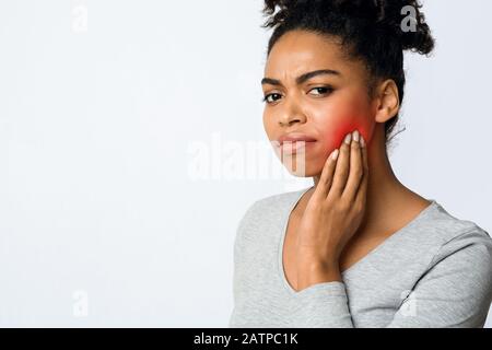 Femme noire triste ayant un problème de dents sages Banque D'Images