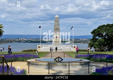 Perth, WA, Australie - 29 novembre 2017 : personnes non identifiées et Mémorial de la guerre d'État dans le parc public Kings Banque D'Images