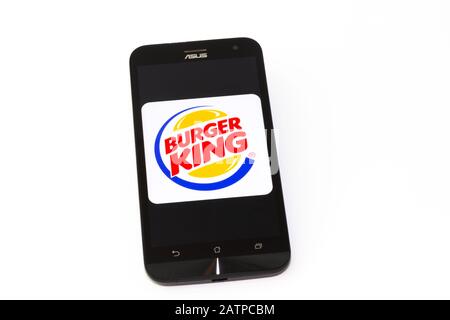 Kouvola, Finlande - 23 janvier 2020: Burger King sur l'écran du smartphone Asus Banque D'Images