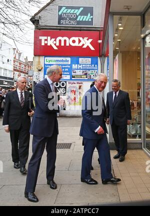 Le Prince de Galles arrive dans un magasin TK Maxx de Tooting High Street, à Londres, où il doit rencontrer des employés qui sont des anciens de Prince's Trust au magasin. Banque D'Images