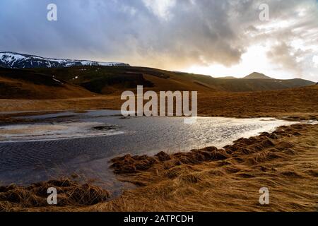 Paysage d'hiver d'automne en Islande avec lac et montagnes Banque D'Images