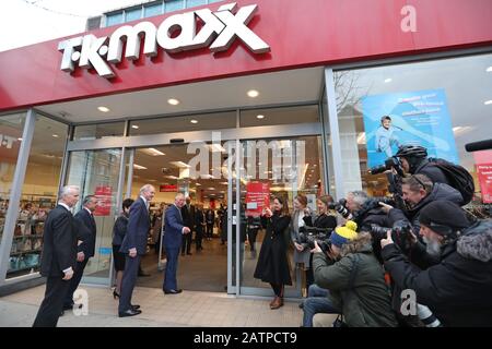 Le Prince de Galles arrive dans un magasin TK Maxx de Tooting High Street, à Londres, où il doit rencontrer des employés qui sont des anciens de Prince's Trust au magasin. Banque D'Images