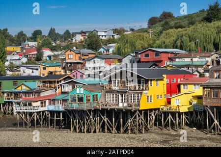 Palafitos, maisons en bois à pilotis à Castro, Isla Grande de Chiloe, région de Los Lagos, Patagonie, Chili Banque D'Images