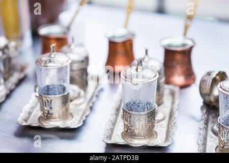 Concept oriental de vaisselle - verres à thé marocains sur la table. Banque D'Images