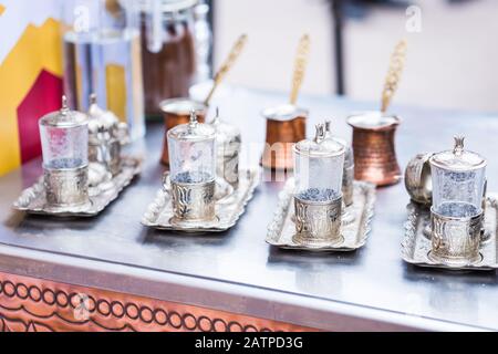 Concept oriental de vaisselle - verres à thé marocains sur la table. Banque D'Images