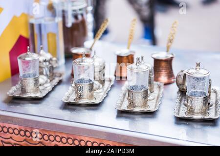 Concept oriental de vaisselle - verres à thé marocains sur la table. Banque D'Images