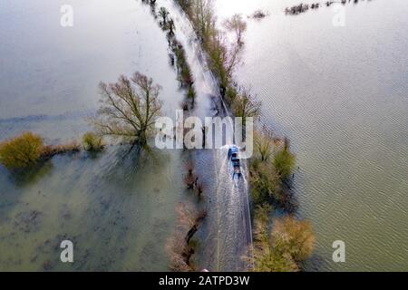 La photo du 27 janvier montre un véhicule roulant sur l'A1101 partiellement inondé à la frontière Cambridgeshire/Norfolk. L'eau inondée le long d'un tronçon de route notoire à Welney, à la frontière Cambridgeshire/Norfolk, a disparu, révélant aujourd'hui QUATRE voitures tordées incroyables (LUN). Les automobilistes ont tous été pris par le long et sinueux tronçon de route, qui a été inondé pendant deux mois. Quatre personnes ont dû être sauvées de l'une des voitures par des pompiers après qu'il a été pris à Welney Wash le 18 janvier. Les voitures abandonnées, qui ont toutes été victimes de la route inondée, seront en mesure d'être Banque D'Images